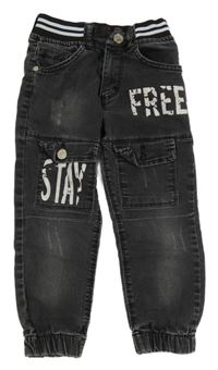 Tmavošedé cuff rifle s nápisy a kapsami 