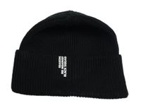 Černá pletená čepice s nápisem 