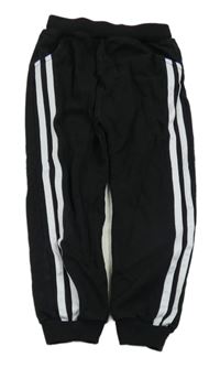 Černé tepláky s bílými pruhy