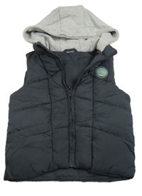 Tmavošedá šusťáková prošívaná zateplená vesta s teplákovou kapucí zn. Dunnes