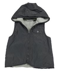 Tmavošedá vzorovaná šusťáková zateplená vesta s kapucí mick mack