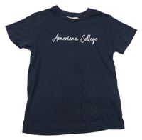 Tmavomodré tričko s nápisem 