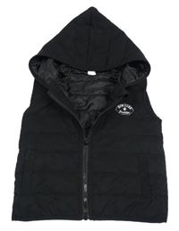 Černá prošívaná šusťáková zateplená vesta s nášivkou a kapucí SHEIN