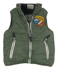 Khaki šusťáková zateplená vesta s nášivkami Topomini