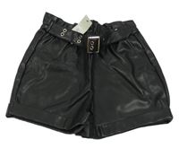 Nové - černé koženkové kraťasy s páskem River Island