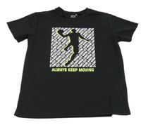 Černé sportovní tričko s basketbalistou a nápisy 