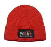 Červená čepice s nášivkou 