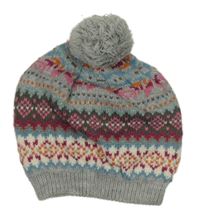 Šedo-barevná vzorovaná čepice s bambulí 