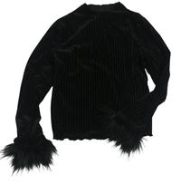 Černé sametové žebrované crop triko s chlupatými rukávy