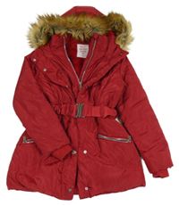 Červený prošívaný šusťákový zimní kabát s kapucí s kožešinou a páskem Tu