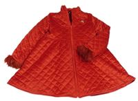 Červený prošívaný semišový zateplený kabát s motýlkem a kožešinou