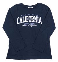 Tmavomodré triko s nápisy famy