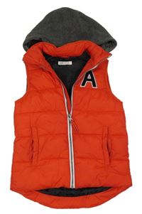 Červená šusťáková zateplená vesta s písmenem a teplákovou kapucí H&M