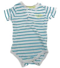 Bílo-modré pruhované body s nápisem 