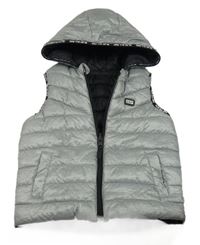 Šedá šusťáková prošívaná zateplená oboustranná vesta s kapucí Gémo