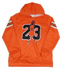 Tmavooranžová sportovní mikina s basketbalistou a číslem a pruhy a kapucí