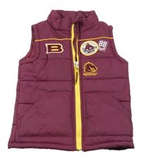 Vínová prošívaná šusťáková zateplená vesta s nášivkami a koníkem