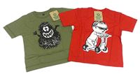 2x tričko - červené s klukem na koloběžce + khaki s příšerkou