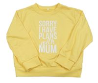 Žlutá mikina s nápisem 