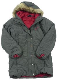 Tmavošedý šusťákový zimní kabát s logem a kapucí s kožešinou Bench.