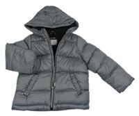 Černo-bílá vzorovaná prošívaná šusťáková zimní bunda s kapucí KIABI