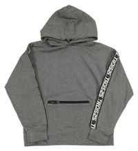 Tmavošedá pruhovaná mikina s pruhem na rukávech s nápisy a kapucí