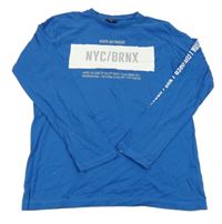 Modré triko s nápisem 