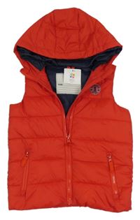 Nové - Červená šusťáková zateplená vesta s nášivkou a kapucí Topolino