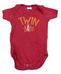 Fuchsiové body s nápisem 