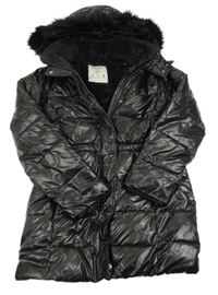 Černý prošívaný nepromokavý šusťákový zimní kabát s nášivkou a kapucí s kožešinou Abercrombie&Fitch