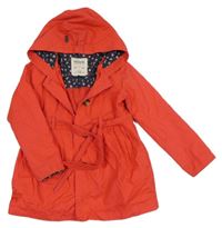 Červený plátěný jarní kabát s výšivkami květů a kapucí C&A