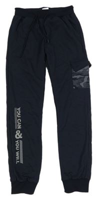 Tmavomodré tepláky s nápisem a kapsami