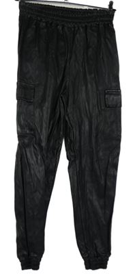 Dámské černé koženkové kalhoty s kapsami 