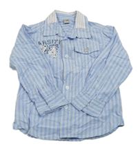 Modrá pruhovaná košile s nápisem 