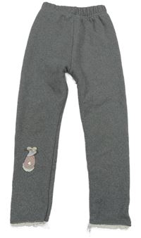 Šedé tepláky s nášivkou 