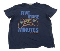 Tmavomodré tričko s nápisem a ovladačem Y.F.K.