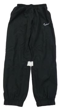 Černé šusťákové sportovní kalhoty s logem Nike