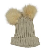 Béžová pletená žebrovaná čepice s bambulemi 