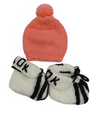 2Set - Lososová pletená čepice s bambulí + bílo/černé pletené bačkory s nápisem vel. 14