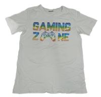 Bílé tričko s nápisem a ovladačem 