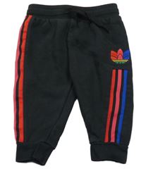 Černo-červeno-barevné tepláky s pruhy a logem Adidas