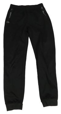 Černé sportovní tepláky s logem Lacoste