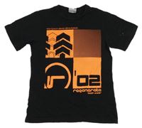 Černé tričko s oranžovým potiskem a číslem a nápisy YIGGA