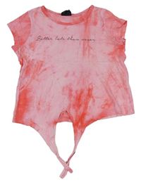 Růžovo-červené batikované tričko s nápisem 