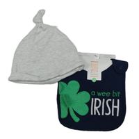 2set - Světlešedo-bílá pruhovaná bavlněná čepice + tmavomodrý slinták s trojlístkem a nápisem