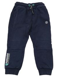 Tmavomodré tepláky s nášivkou a nápisem George