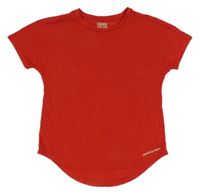 Červené tričko s nápisem 