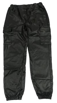 Černé koženkové kalhoty s kapsami 