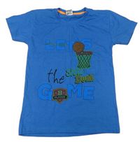 Cobaltově modré tričko s basketbalovým košem a nápisy