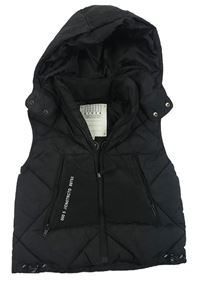 Černá prošívaná šusťáková zateplená vesta s kapucí RIVER ISLAND